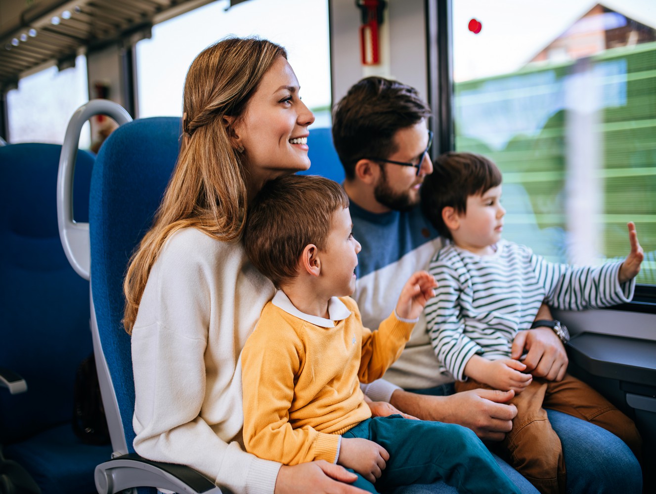 Carte famille nombreuse SNCF : des réductions pour voyager en train en famille