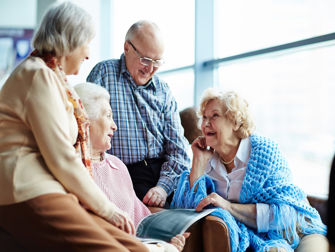 Demander une aide de la caisse de retraite pour l’autonomie des seniors : que propose la Cnav, la Carsat ou Agirc-Arrco en termes d’action sociale ?