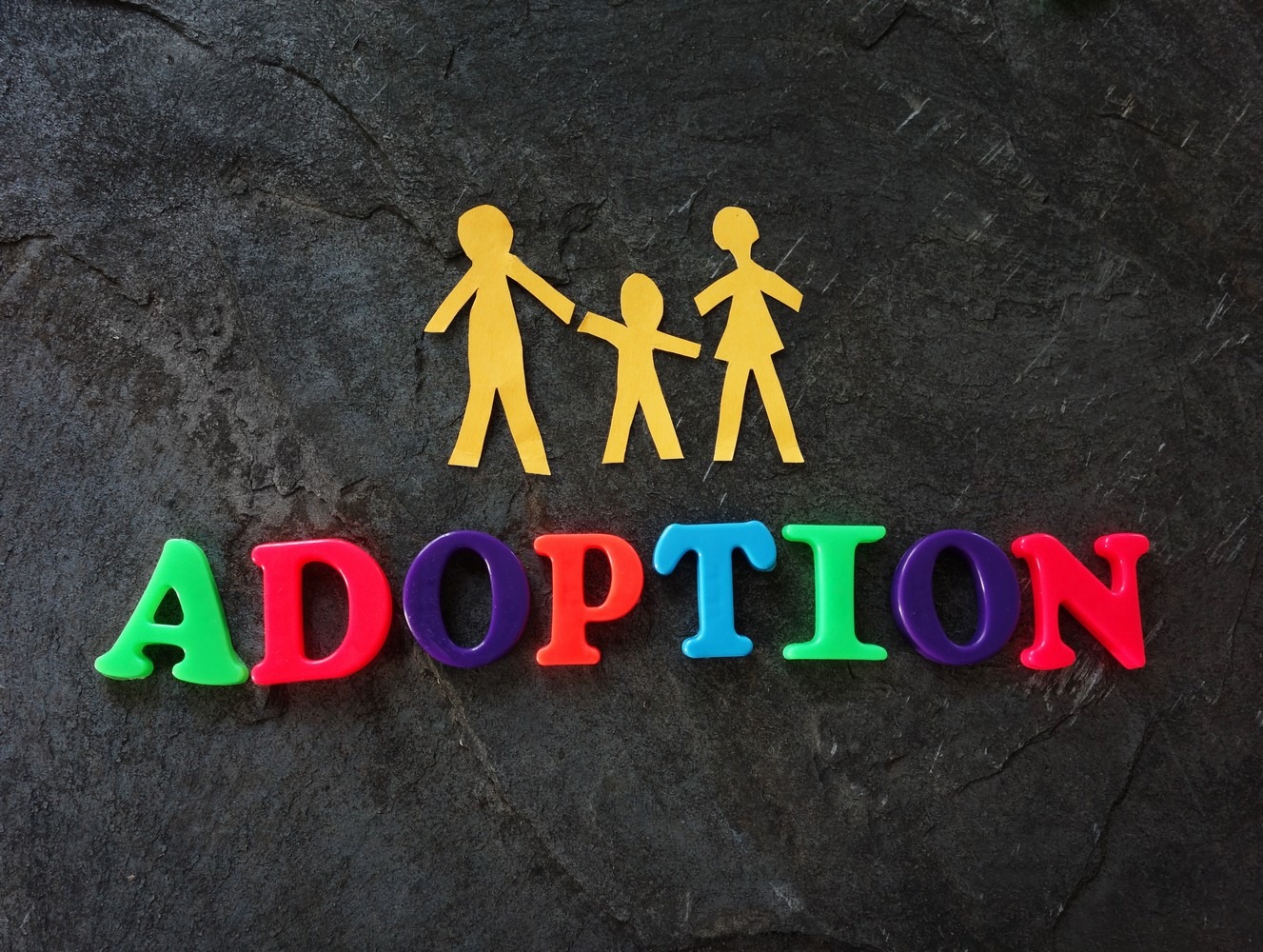 Qu’est-ce que le congé d’adoption ? Comment en bénéficier ? Quelle est sa durée ? Est-il rémunéré ?