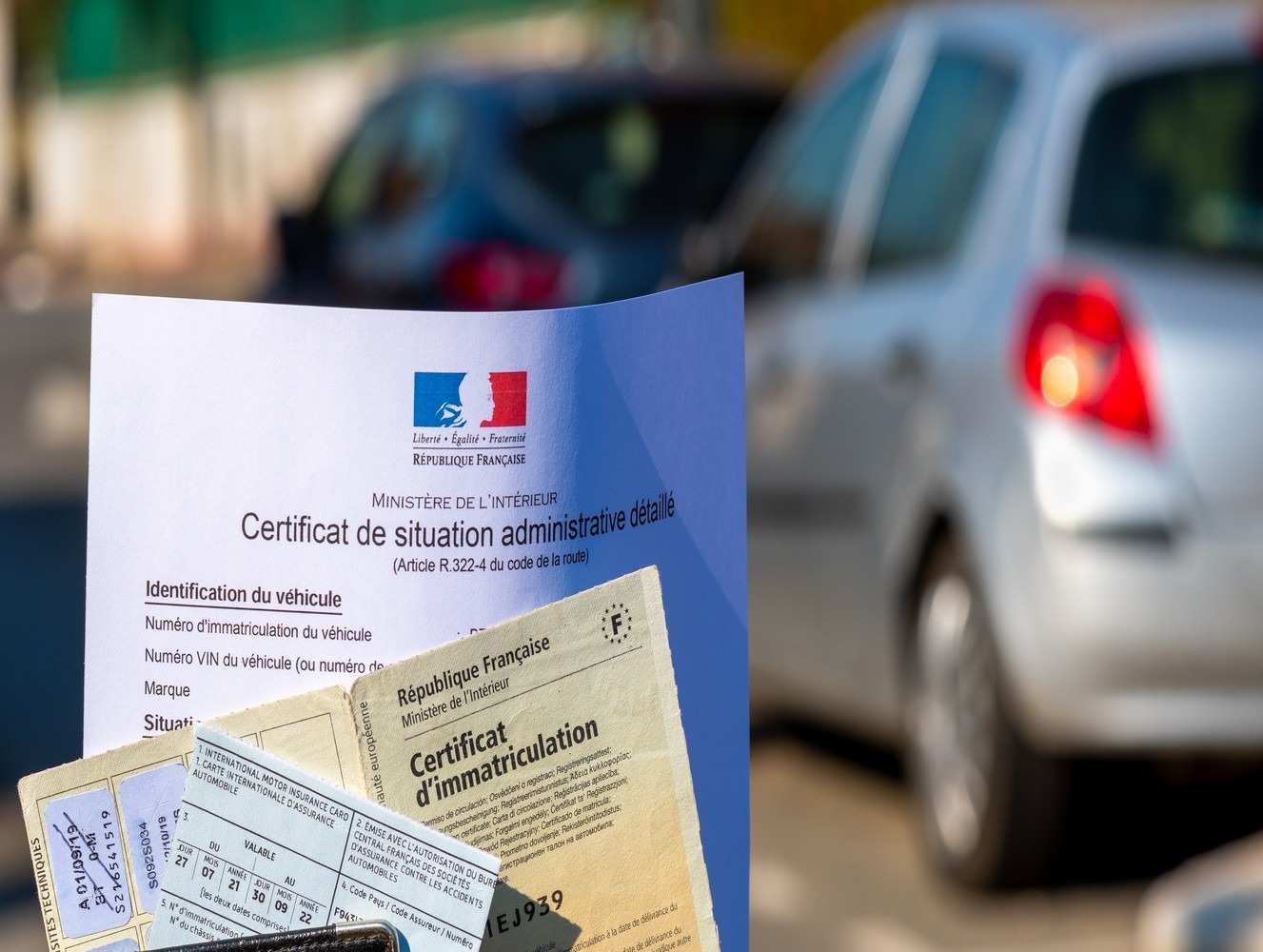 Un Modèle Papier D'une Voiture Avec La Lettre T Dessus