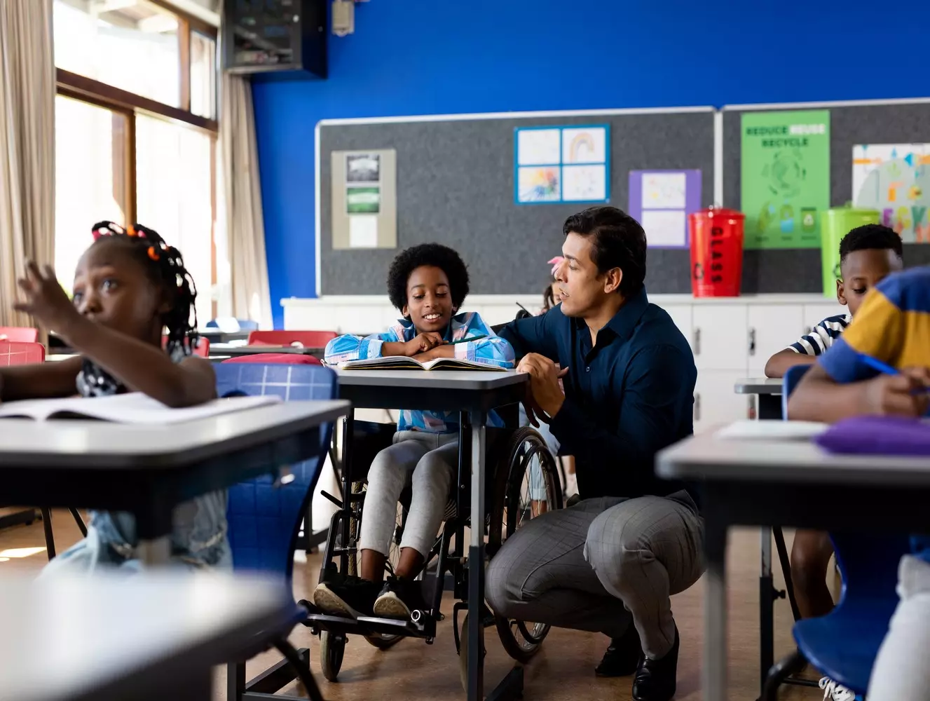 AESH Salaire : combien gagne un accompagnant des élèves en situation de handicap ? Quel salaire pour un temps partiel 24 h ? Et quid de la revalorisation annoncée en 2023 ?