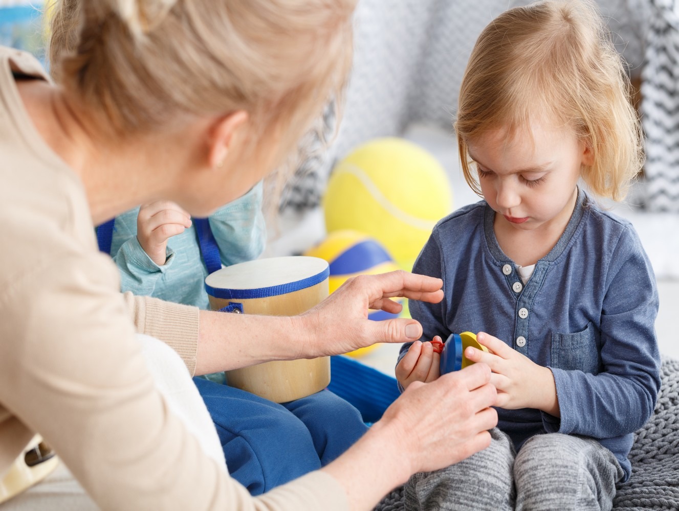 Certificat de travail nounou : à quoi ça sert, comment le remplir et quand le donner à son assistante maternelle ?