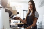 Job d’été étudiant : quelles conséquences sur vos aides sociales (bourse, APL, RSA…) ?