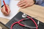 Licenciement en arrêt maladie : est-ce autorisé ? Pour quels motifs ? Existe-t-il des recours en cas d’abus ?